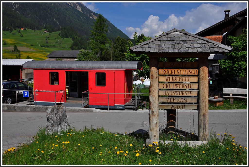 Als Hofladen in Bergün dient der ausgediente D161 der Appenzeller Bahnen. (30.05.2015)