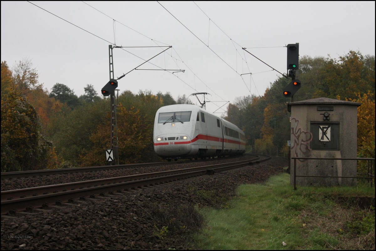 Als IC 2313 nach Stuttgart war am 29.10.2015 um 10.40 Uhr dieser ICE 1 in Osnabrück - Hellern unterwegs.