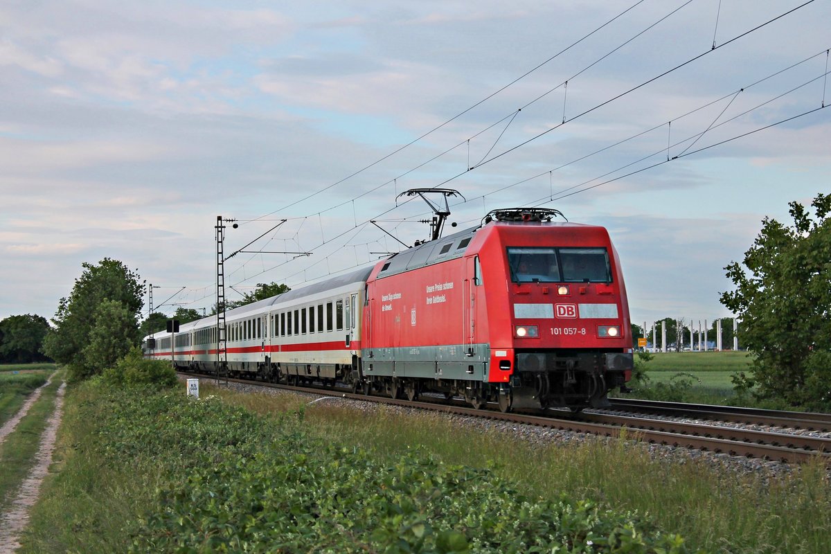 Als IC 2905 (Berlin Ostbahnhof - Basel Bad Bf) fuhr am Abend des 19.05.2020 die 101 057-8 als Ersatzzug für einen ausgefallen ICE südlich von Buggingen über die Rheintalbahn durchs Markgräflerland in Richtung Schweiz.