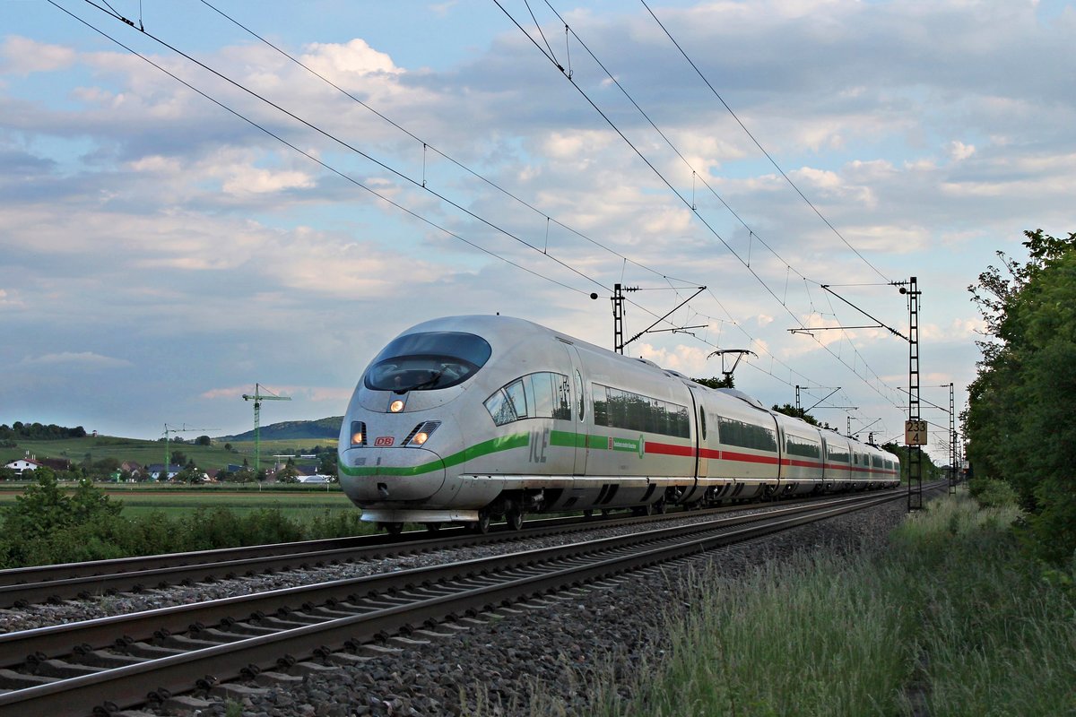 Als ICE 100 (Basel Bad Bf - Dortmund Hbf) fuhr am Abend des 19.05.2020 der 403 557-2  Esslingen am Neckar  nördlich von Hügelheim über die Rheintalbahn durchs Markgräflerland in Richtung Freiburg (Breisgau).