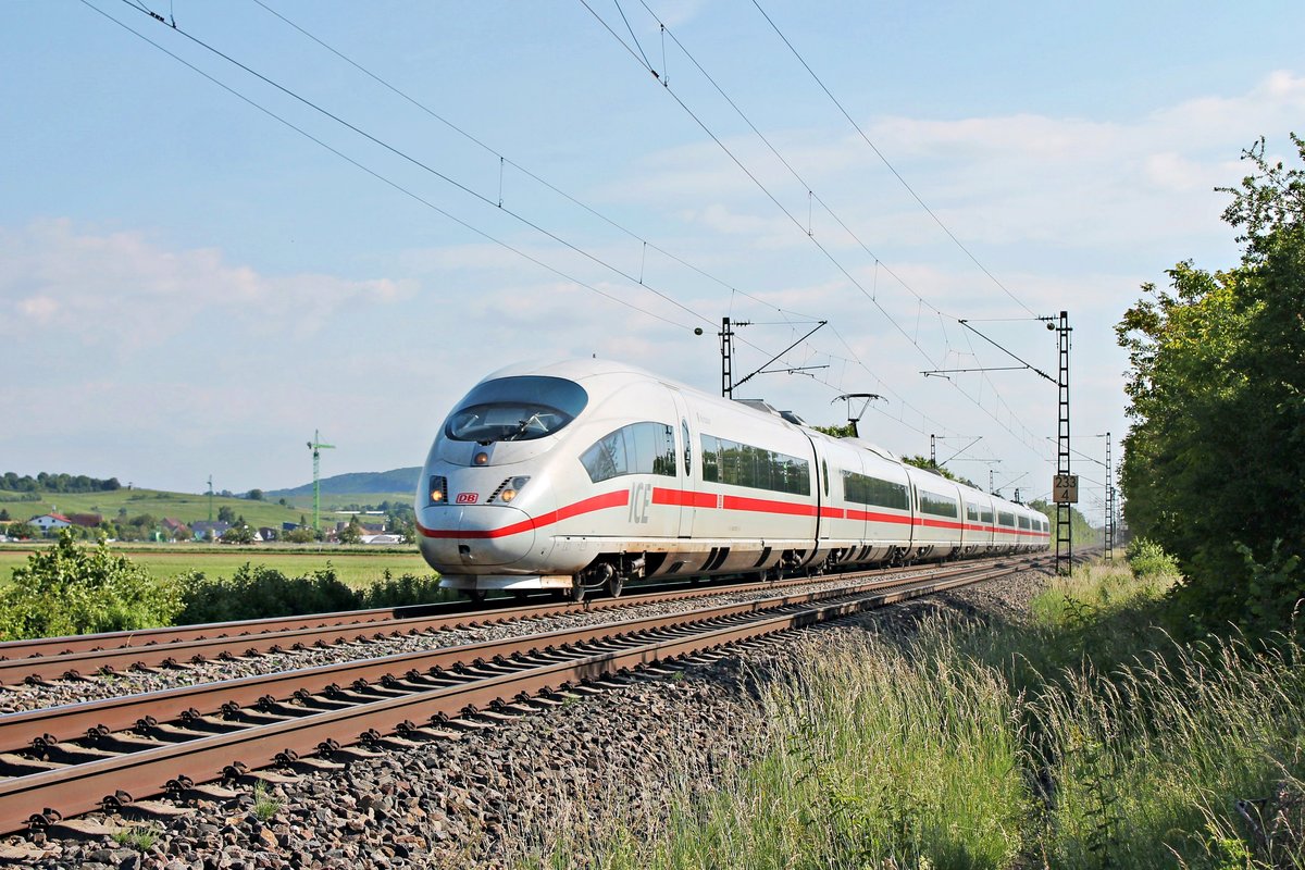 Als ICE 102 (Basel SBB - Hannover Hbf) fuhr am späten Nachmittag des 26.05.2020 der 403 012-8  Montabaur  nördlich von Hügelheim über die Rheintalbahn durchs Markgräflerland in Richtung Freiburg (Breisgau).