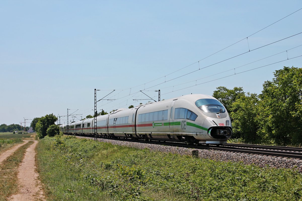 Als ICE 106 (Basel SBB - Köln Hbf) fuhr am Mittag des 02.06.2020 der 403 061-5  Celle  zusammen mit dem 403 002-9  Hansestadt Lübeck  nördlich von Müllheim (Baden) bei Hügelheim über die KBS 702 durchs Rheintal in Richtung Freiburg (Breisgau).