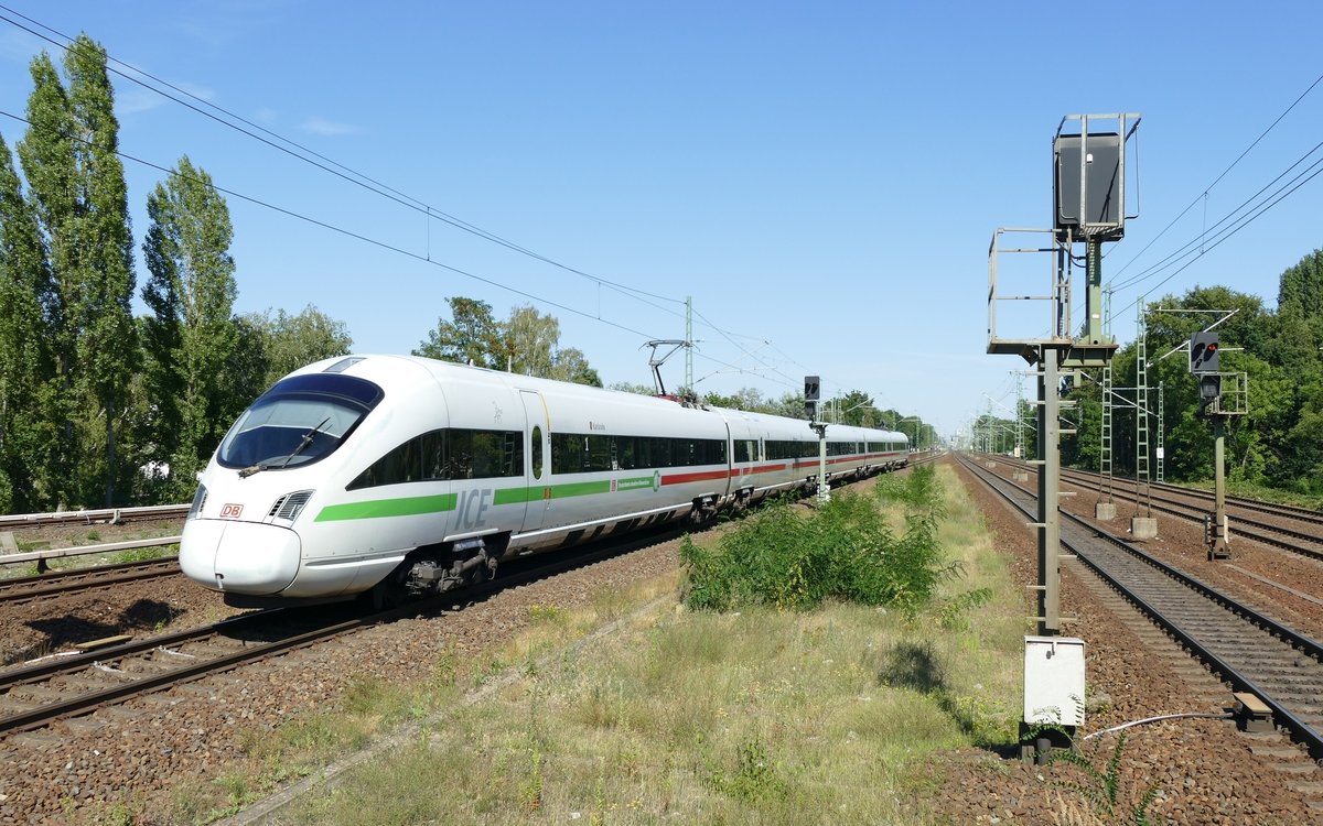 Als ICE 1099 fahrender Sprinter ICE -T, '415 502-4 ; TZ 1502, 'Karlsruhe', auf seinem Weg Richtung Stuttgart Hbf. durchfährt hier, kommend aus Berlin Hbf., den Bahnhof von Berlin -Jungfernheide im August 2020.