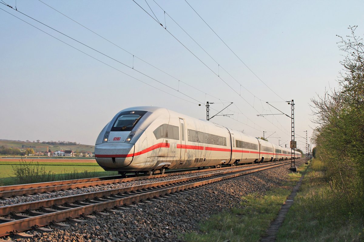 Als ICE 1172 (Basel Bad Bf - Hamburg Altona) fuhr am Abend des 10.04.2020 der 412 039 (9039/0812 039-7) nördlich von Hügelheim über die Rheintalbahn durchs Markgräflerland in Richtung Freiburg (Breisgau).