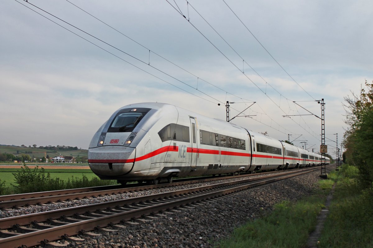 Als ICE 272 (Basel Bad Bf - Hamburg Altona) fuhr am Abend des 21.04.2020 der 412 036 (9036/0812 036-3) nördlich von Hügelheim über die Rheintalbahn durchs Markgräflerland in Richtung Freiburg (Breisgau).