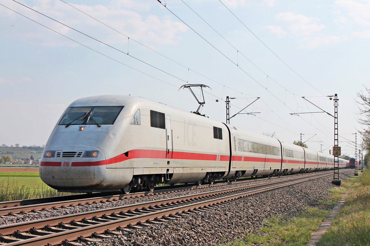 Als ICE 274 (Basel Bad Bf - Berlin Hbf) fuhr am Nachmittag des 09.04.2020 der 401 516-0 nördlich von Hügelheim über die Rheintalbahn durchs Markgräflerland in Richtung Freiburg (Breisgau).