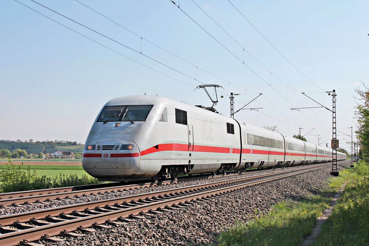 Als ICE 274 (Basel Bad Bf - Berlin Hbf) fuhr am Nachmittag des 20.04.2020 der 401 585-5  Freilassing  nördlich von Hügelheim über die Rheintalbahn in Richtung Buggingen.