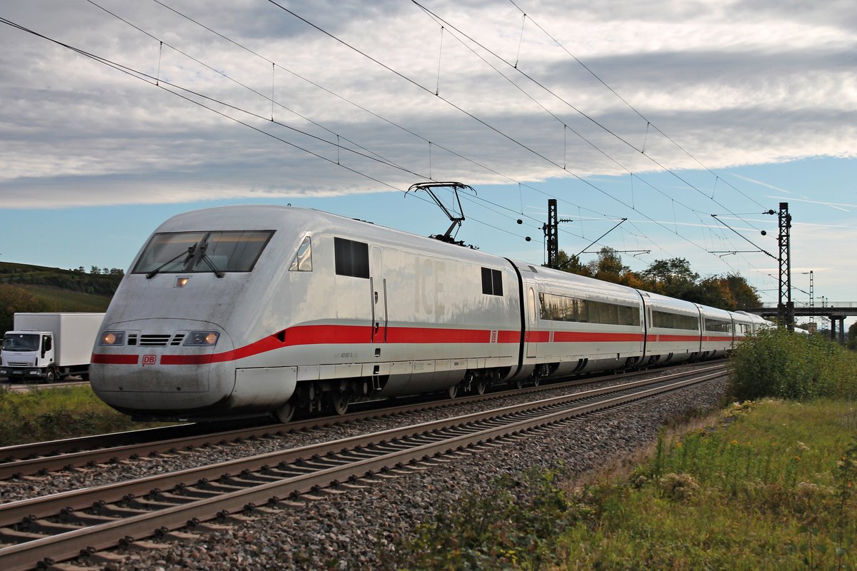Als ICE 274 (Basel SBB - Berlin Ostbahnhof) fuhr am 05.10.2017 der 401 567-3  Garmisch-Partenkirchen  bei Buggingen durchs Rheintal in Richtung Freiburg (Breisgau).