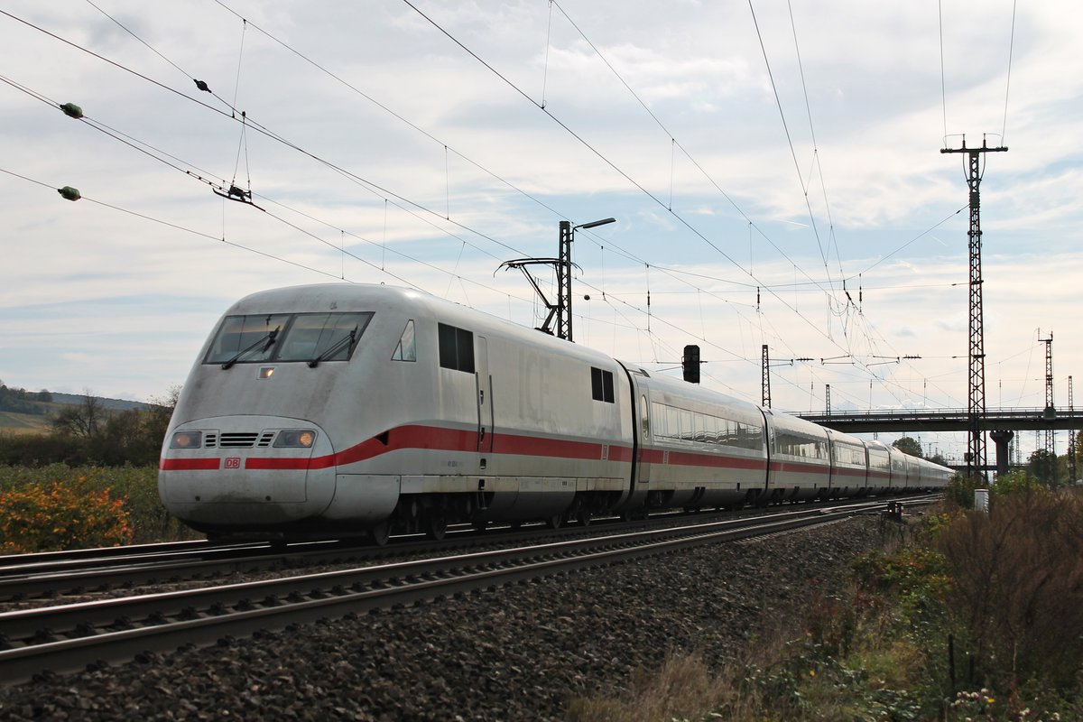 Als ICE 274 (Basel SBB - Berlin Ostbahnhof) fuhr am 28.10.2017 der 401 520-2/401 019-5  Lüneburg  nördlich von Müllheim (Baden) in Richtung Freiburg (Breisgau).