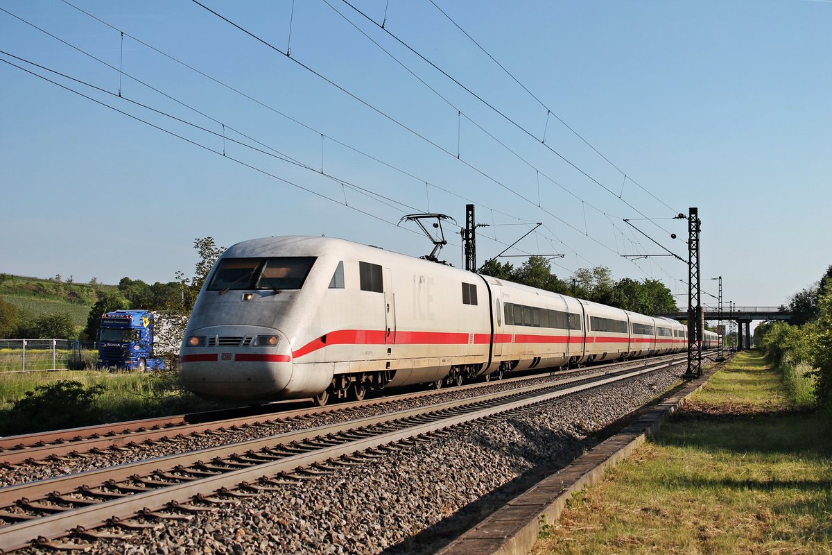 Als ICE 274 (Basel SBB - Berlin Ostbahnhof) fuhr am Nachmittag des 23.05.2019 der 401 512-9  Memmingen  südlich vom Haltepunkt Buggingen über die KBS 703 durchs Markgräflerland in Richtung Freiburg (Breisgau) und befand sich noch am Anfang seiner Reise.