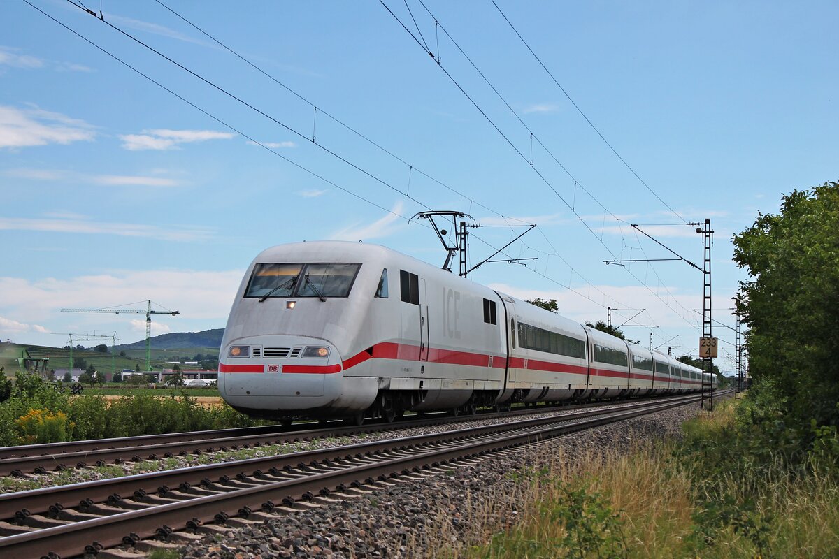 Als ICE 274 (Basel SBB - Berlin Hbf) fuhr am Nachmittag des 08.07.2020 der 401 566-5  Gelnhausen  nördlich von Hügelheim über die Rheintalbahn durchs Markgräflerland in Richtung Buggingen.