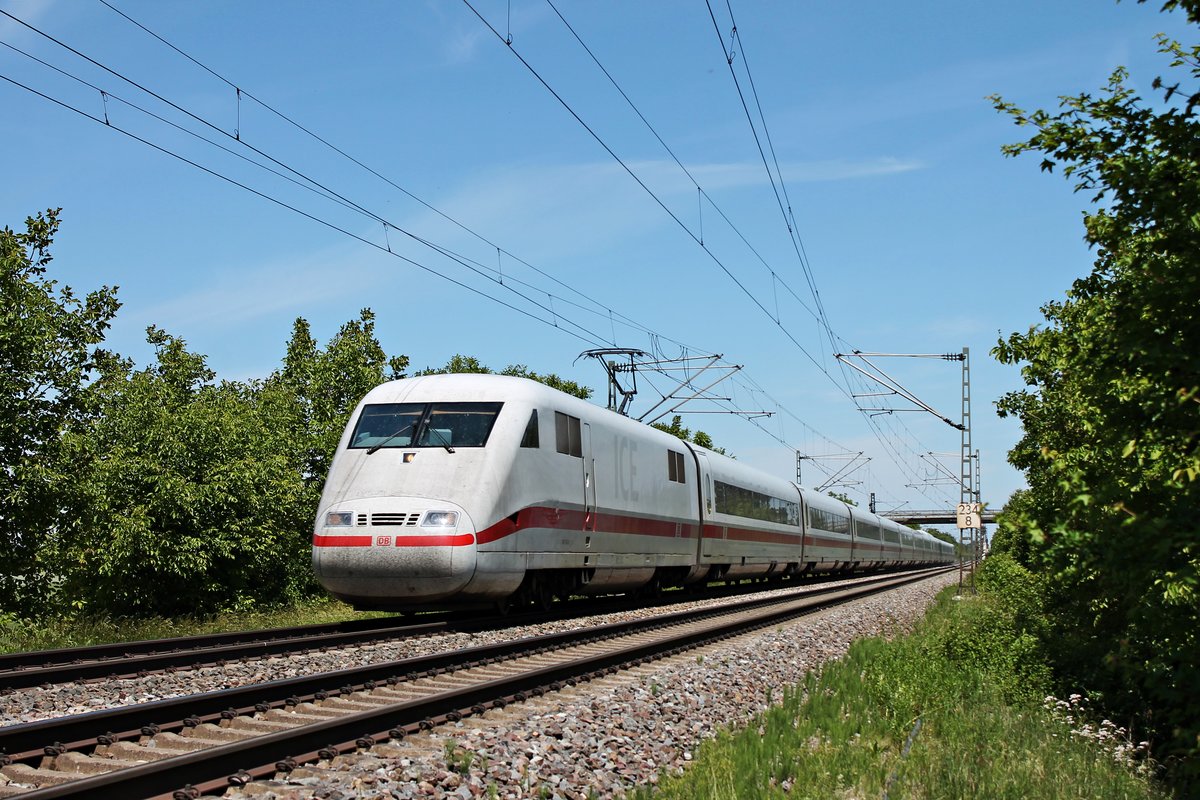 Als ICE 277 (Berlin Ostbahnhof - Basel SBB) fuhr am späten Mittag des 27.05.2020 der 401 070-8 bei Hügelheim über die Rheintalbahn in Richtung Schweiz.