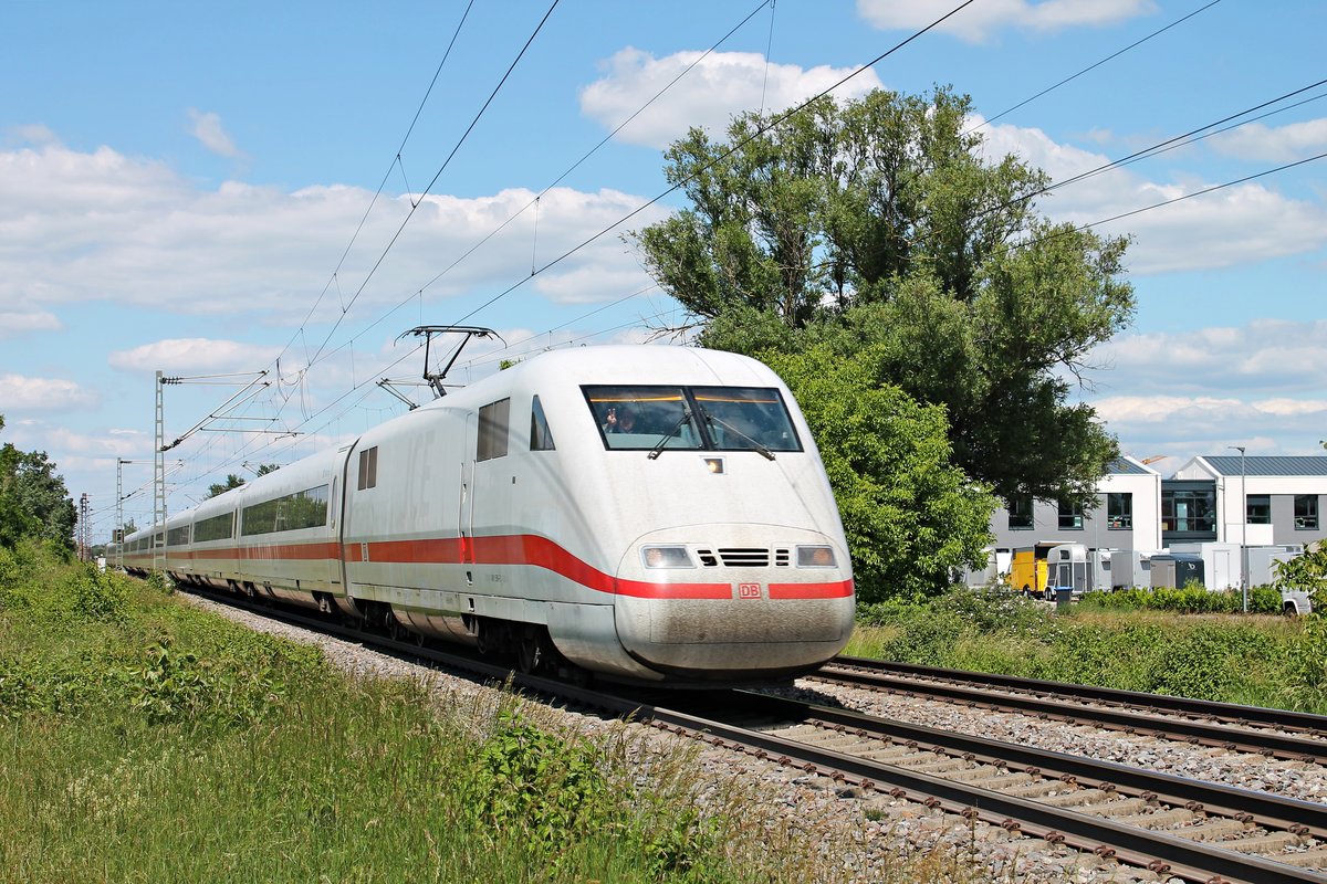 Als ICE 279 (Berlin Ostbahnhof - Basel SBB) fuhr am Nachmittag des 29.05.2020 der 401 509-5/401 520-2, welche mit einer Garnitur ohne Speisewagen verkehrte, durchs Industriegebiet von Buggingen in Richtung Müllheim (Baden).