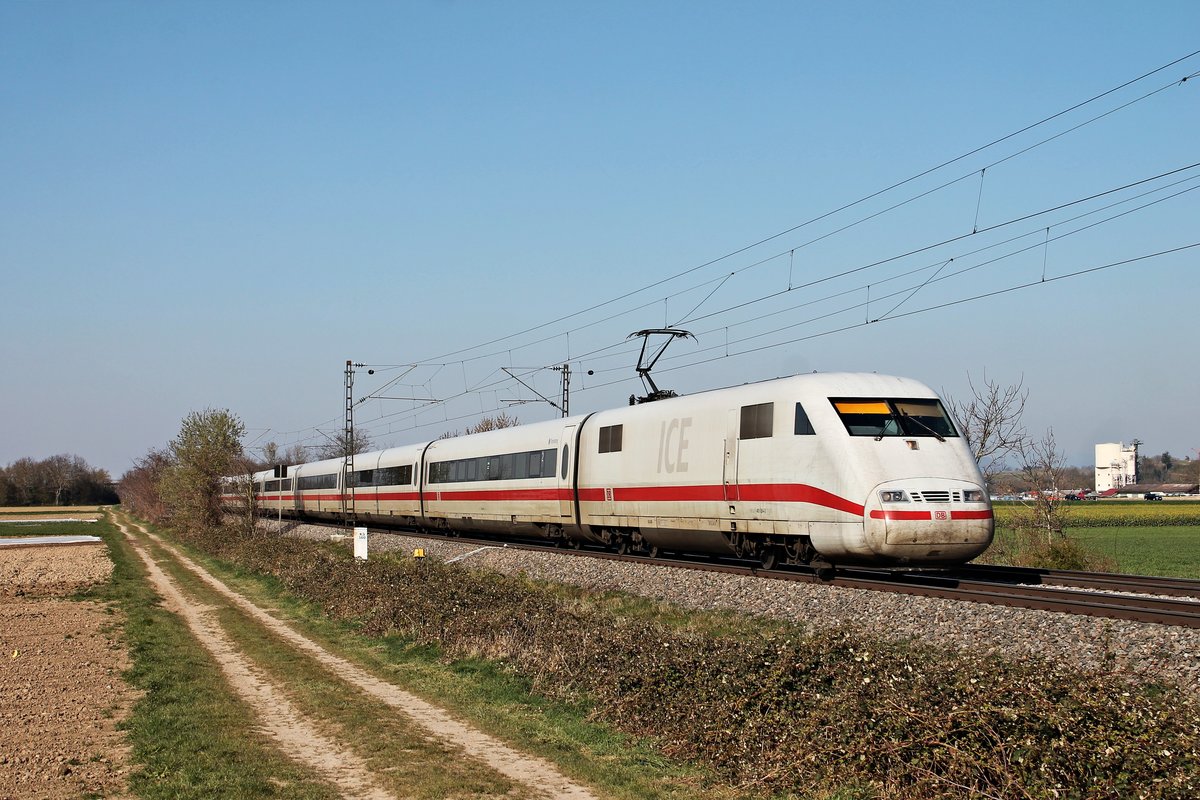 Als ICE 371 (Berlin Ostbahnhof - Basel Bad Bf) fuhr am Nachmittag des 01.04.2020 der 401 054-2  Flensburg  südlich von Buggingen über die KBS 702 durchs Markgräflerland in Richtung Schweiz.