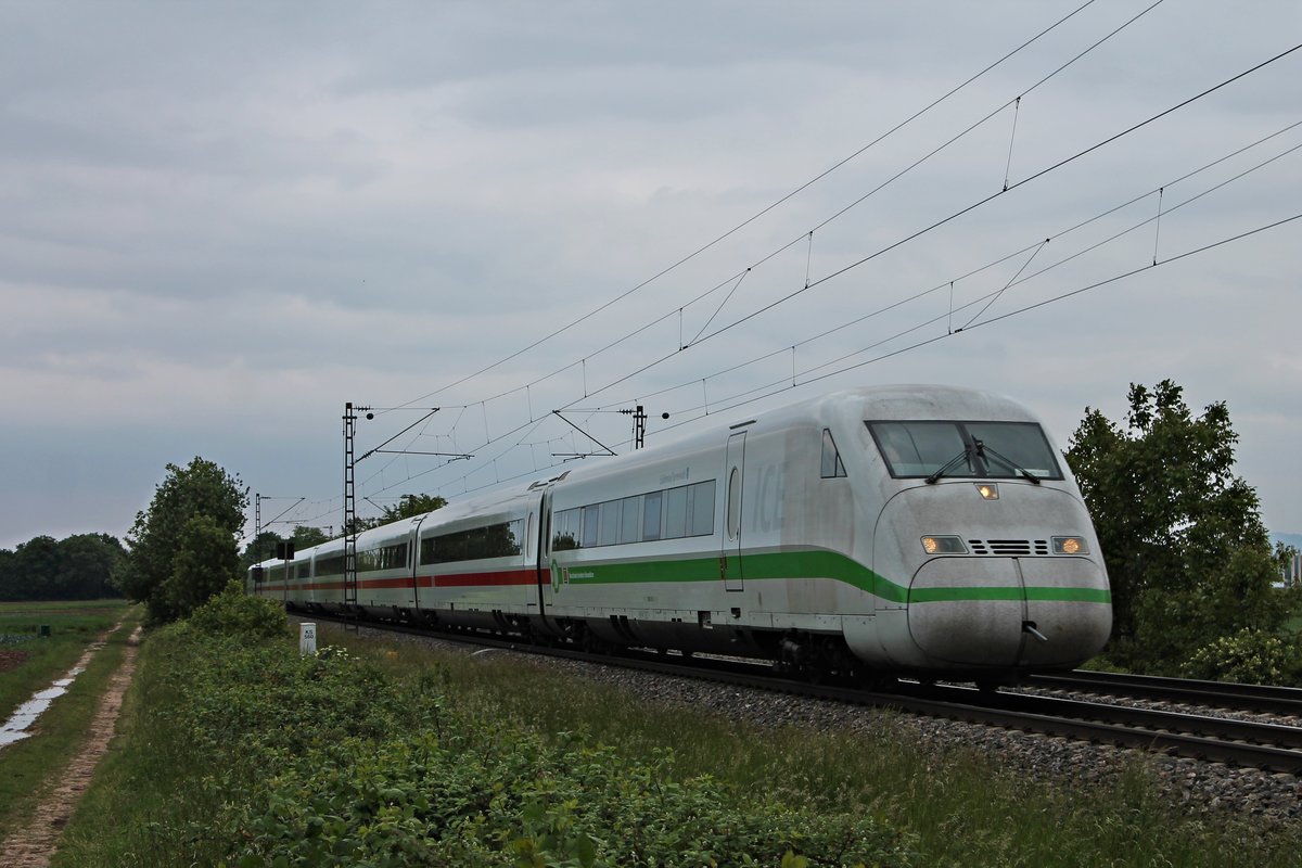 Als ICE 371 (Berlin Ostbahnhof - Basel Bad Bf) fuhr am Nachmittag des 14.05.2020 der 808 021-0  Lübbenau/Spreewald  südlich von Buggingen über die Rheintalbahn durchs Markgräflerland in Richtung Schweiz.