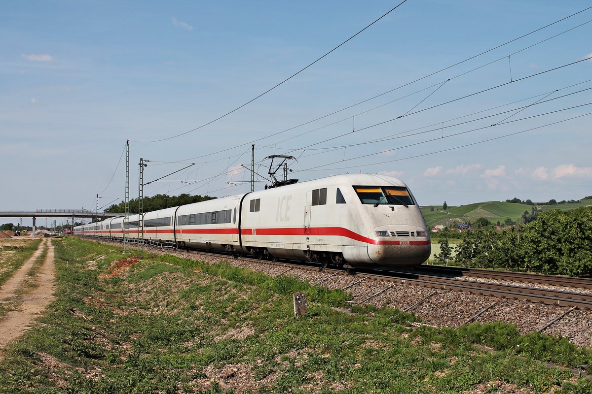 Als ICE 371 (Berlin Ostbahnhof - Interlaken Ost) fuhr am späten Nachmittag des 02.06.2020 der 401 573-1  Basel  südlich von Auggen über die KBS 702 durchs Rheintal in Richtung Schweiz.