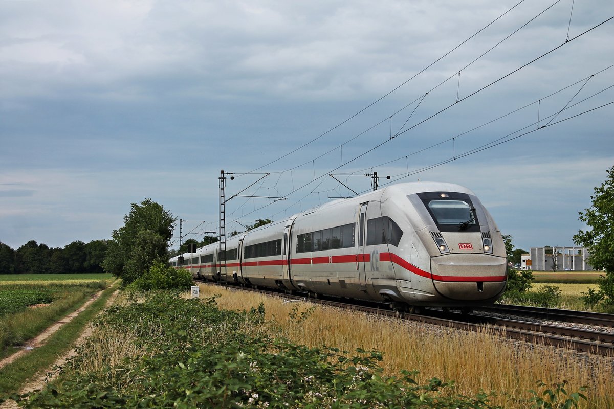 Als ICE 371 (Berlin Ostbahnhof - Interlaken Ost) fuhr am späten Nachmittag des 15.06.2020 der 412 023 (9023/0812 023-1) südlich von Buggingen über die Rheintalbahn durchs Markgräflerland in Richtung Müllheim (Baden).
