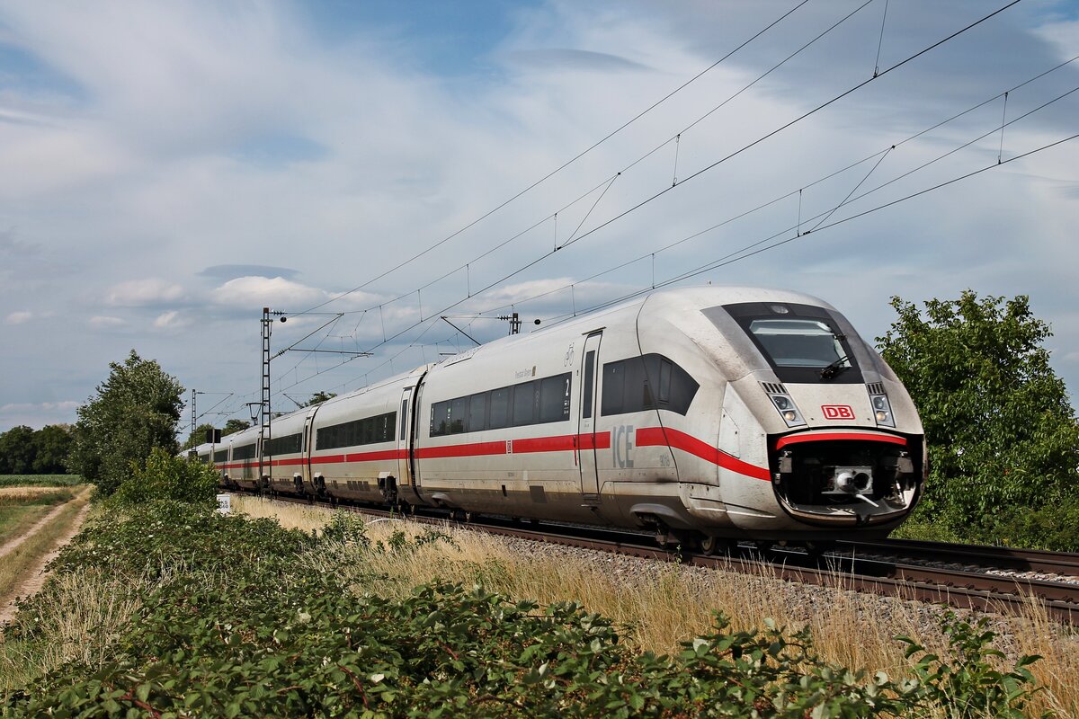 ALs ICE 371 (Berlin Ostbahnhof - Interlaken Ost) fuhr am späten Nachmittag des 08.07.2020 der 412 018 (9018/5812 018-0)  Freistaat Bayern  südlich von Buggingen durchs Rheintal in Richtung Müllheim (Baden).