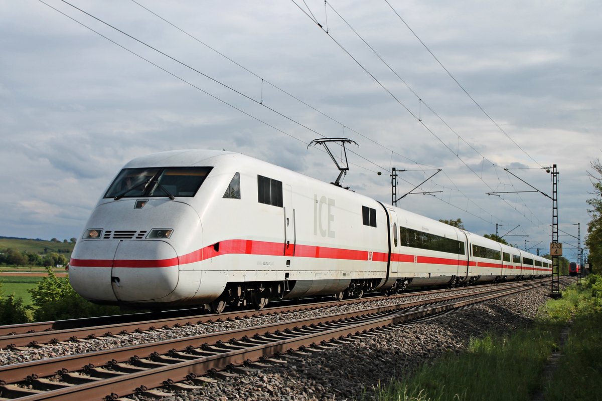 Als ICE 376 (Basel Bad Bf - Frankfurt (Main) Hbf) fuhr am späten Nachmittag des 03.05.2020 der 402 015-2  Bitterfeld-Wolfen  nördlich von Hügelheim über die Rheintalbahn durchs Markgräflerland in Richtung Freiburg (Breisgau).