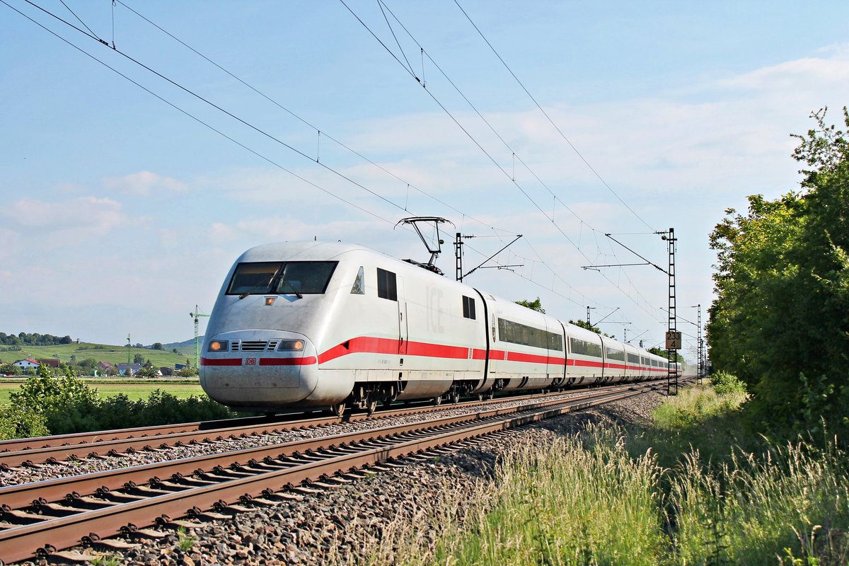 Als ICE 376 (Interlaken Ost - Frankfurt (Main) Hbf) fuhr am späten Nachmittag des 26.05.2020 der 401 588-9  Hildesheim  zwischen Hügelheim und Buggingen durchs Rheintal in Richtung Freiburg (Breisgau).