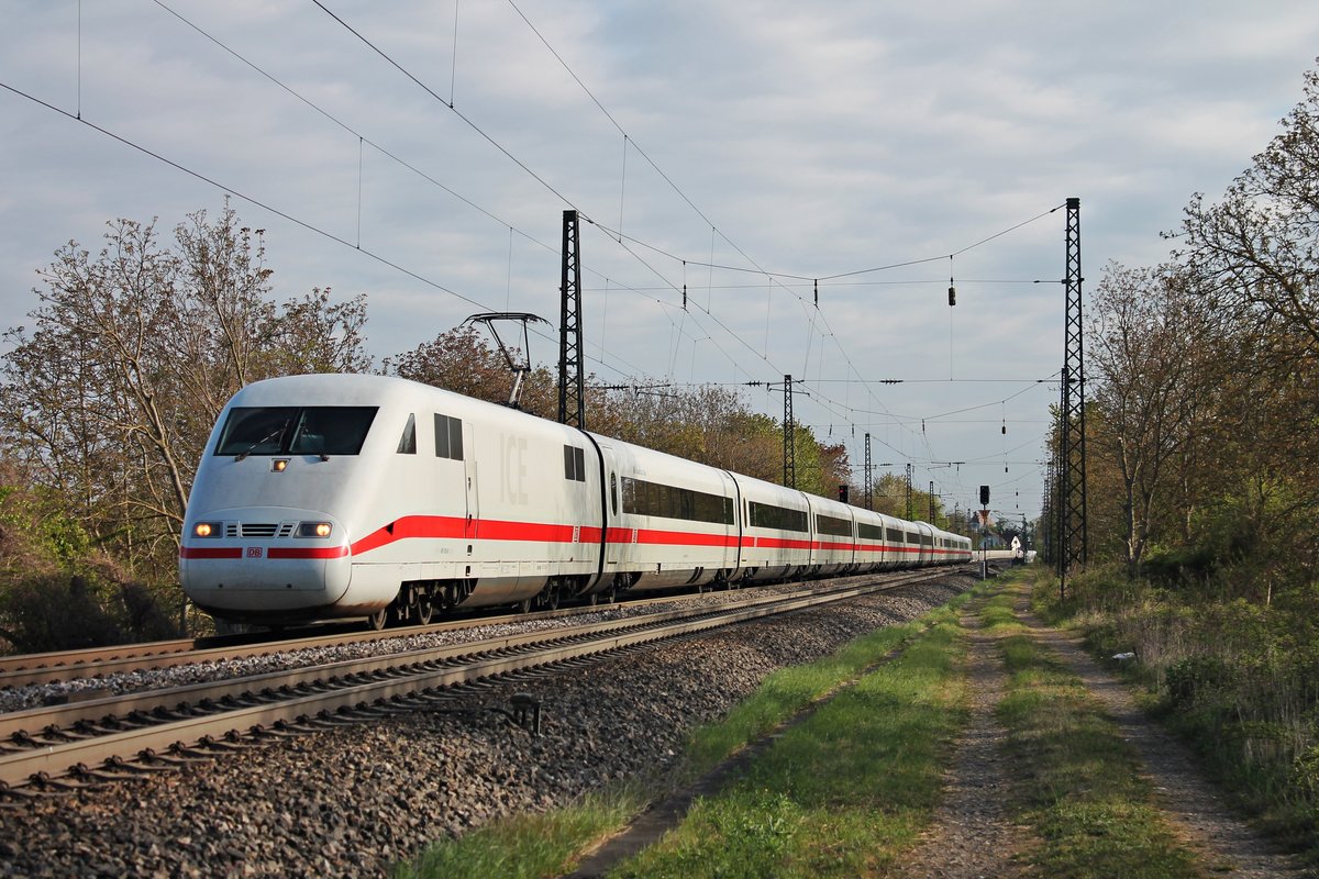 Als ICE 5 (Frankfurt (Main) HBf - Basel SBB) war am Morgen des 13.04.2017 der 401 013-8  Frankenthal/Pfalz  unterwegs zur Schweizer Grenze, als dieser durch den Bahnhof von Heitersheim fuhr.