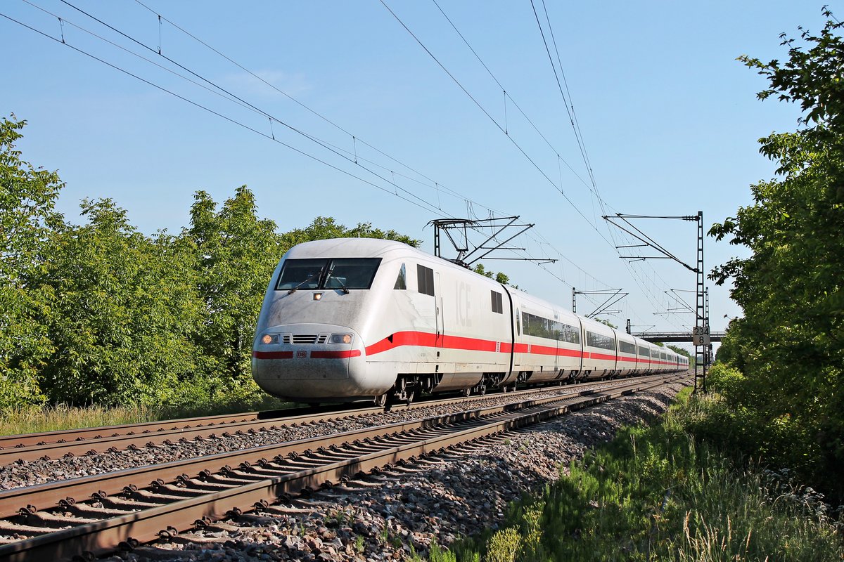 Als ICE 5 (Frankfurt (Main) Hbf - Basel SBB) fuhr am Morgen des 02.06.2020 der 401 088-0  Hildesheim  zwischen Buggingen und Müllheim (Baden) durchs Markgräflerland an der Ortschaft Hügelheim in Richtung Schweiz vorbei.