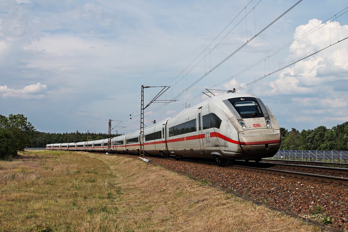 Als ICE 599 (Berlin Gesundbrunnen - München Hbf) fuhr am Nachmittag des 03.06.2020 der 412 018 (9018/0812 018-1)  Freistaat Bayern  zwischen Neulußheim und Waghäusel über die KBS 700 in Richtung Graben-Neudorf/Bruchsal.