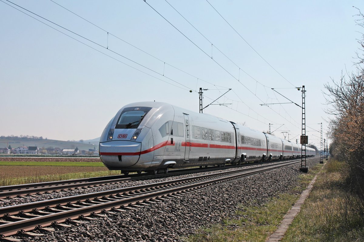 Als ICE 70 (Basel Bad Bf - Hamburg Altona) fuhr am Nachmittag des 02.04.2020 der 412 029 (9029/5812 029-7) nördlich von Hügelheim über die Rheintalbahn durchs Markgräflerland in Richtung Buggingen.