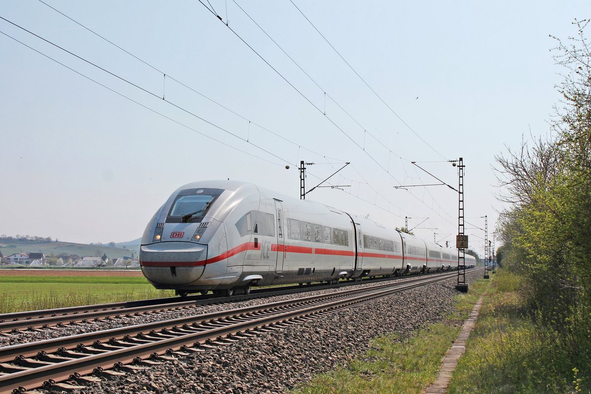 Als ICE 70 (Basel Bad Bf - Hamburg Altona) fuhr am Nachmittag des 10.04.2020 der 412 015 (9015/0812 015-7) nördlich von Hügelheim über die KBS 702 durchs Markgräflerland in Richtung Freiburg (Breisgau).