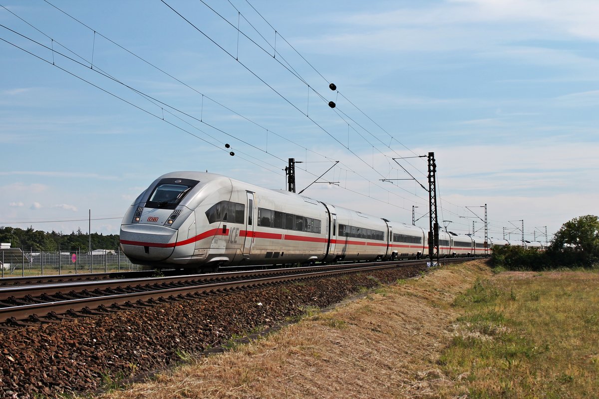 Als ICE 70 (Chur HB - Hamburg Altona) fuhr am späten Nachmittag des 03.06.2020 der 412 003 (9003/0812 003-3) nördlich von Waghäusel über die KBS 700 (Rheinbahn) in Richtung Mannheim.