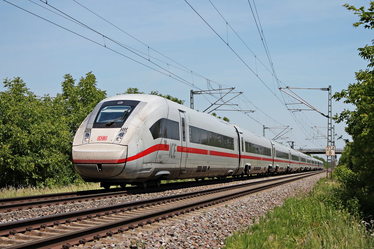 Als ICE 71 (Hamburg Altona - Chur HB) fuhr am Mittag des 02.06.2020 der 412 008 (9008/5812 008-1) bei Hügelheim über die Rheintalbahn durchs Markgräflerland in Richtung Müllheim (Baden).