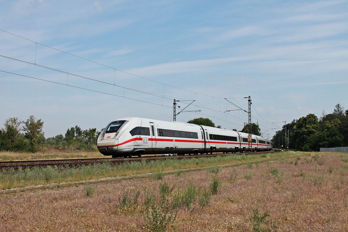 Als ICE 71 (Hamburg Altona - Chur HB) fuhr am Vormittag des 03.06.2020 der 412 044 (9044/5812 044-6) südlich von Neulußheim als Umleiter über die Rheintalbahn in Richtung Waghäusel. Grund für die Umleitung war die komplett Sperrung der SFS Mannheim - Stuttgart, welche mehrere Monat saniert wurde.
