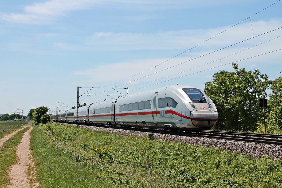 Als ICE 72 (Chur HB - Hamburg Altona) fuhr am späten Mittag des 27.05.2020 der 412 016 (9016/0812 016-5) nördlich von Müllheim (Baden) bei Hügelheim über die Rheintalbahn durchs Markgräflerland in Richtung Freiburg (Breisgau).