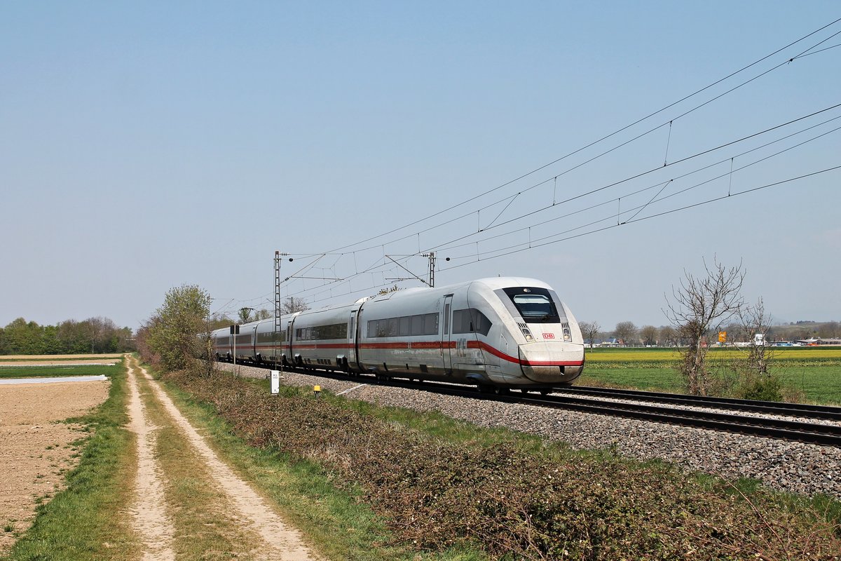 Als ICE 73 (Hamburg Hbf - Basel Bad Bf) fuhr am frühen Nachmittag des 10.04.2020 der 412 015 (9015/5812 015-6) südlich von Buggingen über die Rheintalbahn durchs Markgräflerland in Richtung Basel.