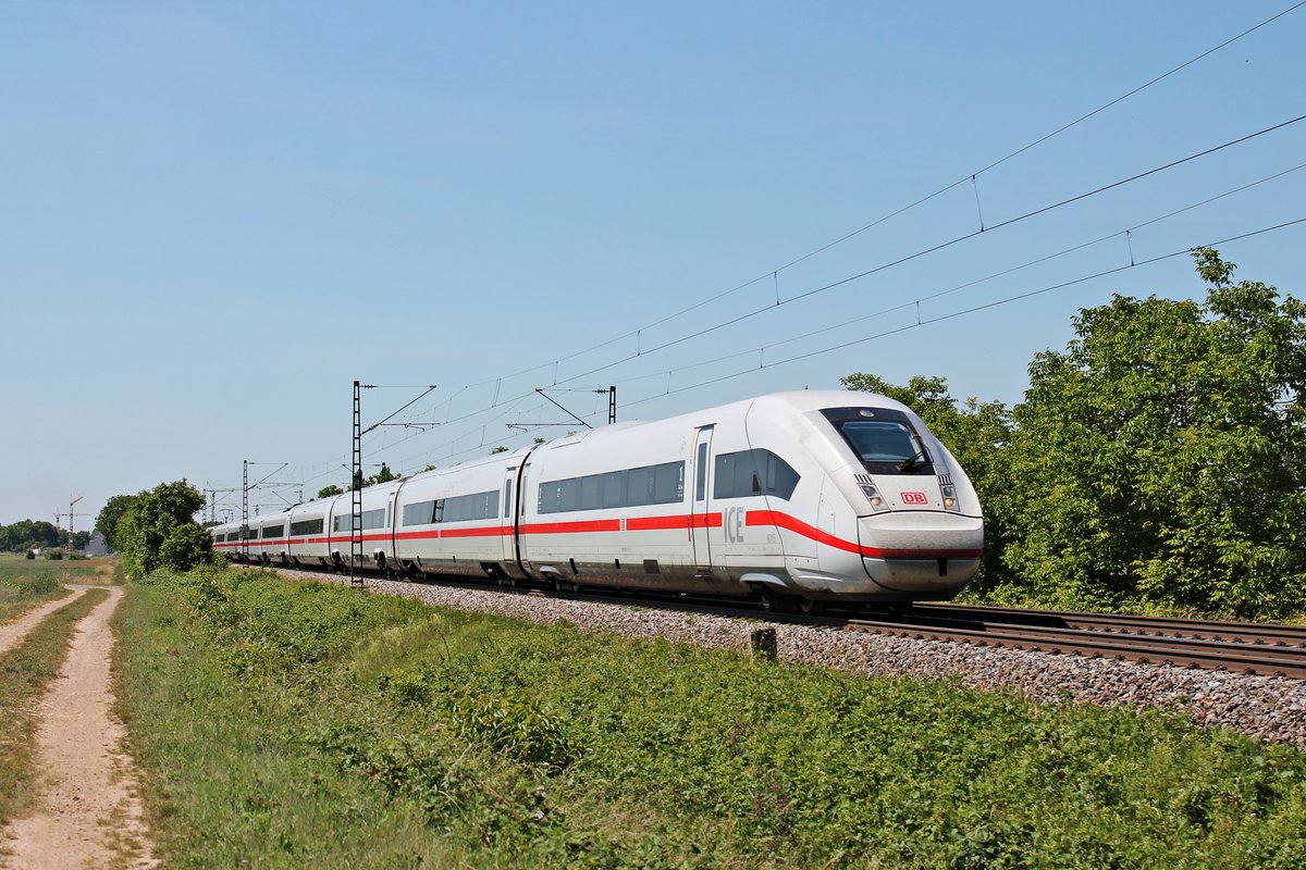 Als ICE 74 (Basel SBB  - Kiel Hbf) fuhr am Vormittag des 02.06.2020 der 412 015 (9015/0812 015-7) nördlich von Müllheim (Baden) bei Hügelheim durchs Rheintal in Richtung Freiburg (Breisgau).
