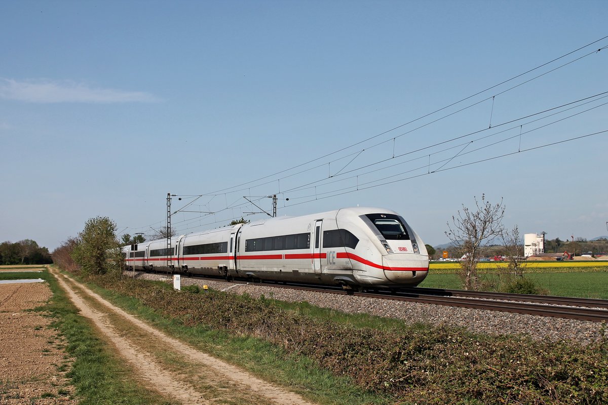 Als ICE 75 (Hamburg Altona - Basel Bad Bf) fuhr am Nachmittag des 16.04.2020 der 412 043 (9043/5812 043-8) südlich von Buggingen über die Rheintalbahn in Richtung Müllheim (Baden).