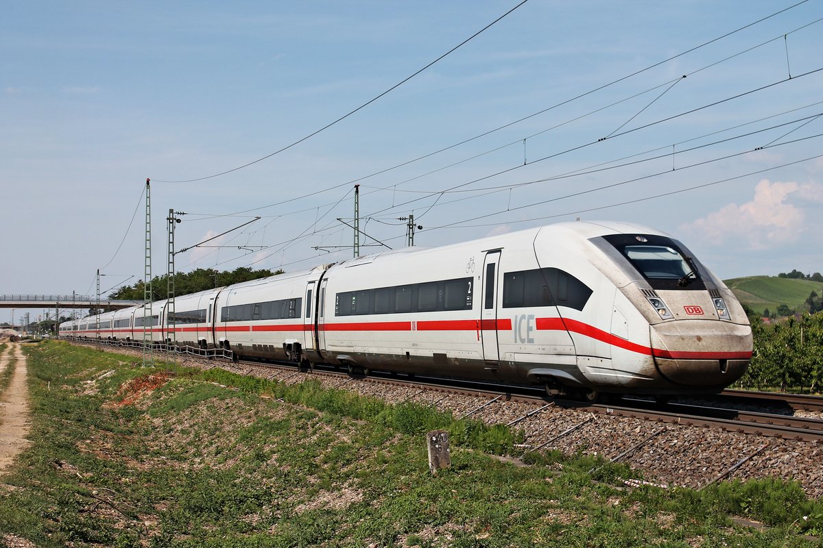 Als ICE 75 (Hamburg Altona - Basel SBB) fuhr am späten Nachmittag des 02.06.2020 der 412 013 (9013/5812 013-1) südlich von Auggen über die KBS 702 durchs Rheintal in Richtung Schliengen.