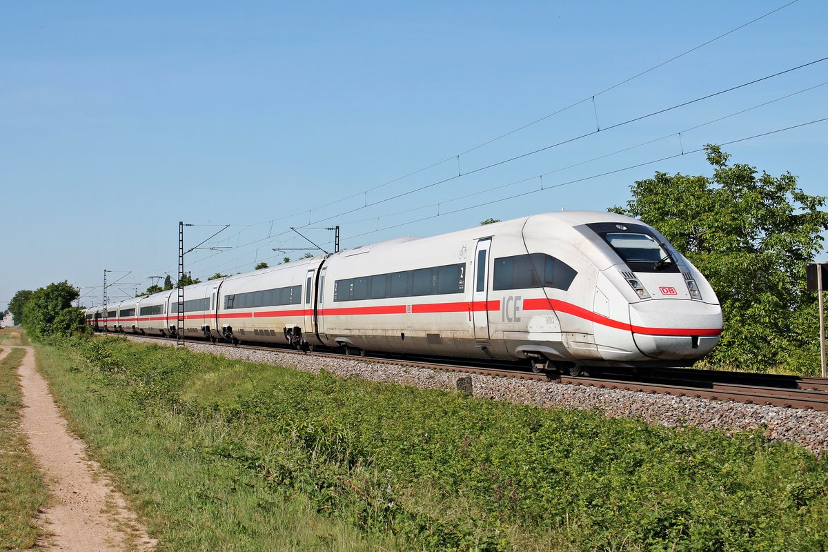 Als ICE 76 (Zürich HB - Hamburg Altona) fuhr am Morgen des 02.06.2020 fuhr 412 003 (9003/5812 003-2) nördlich von Müllheim (Baden) an der der Ortschaft Hügelheim über die Rheintalbahn in Richtung Freiburg (Breisgau).