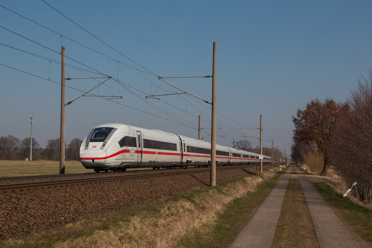 Als ICE 803 ist Triebzug 9029 auf dem Weg in Richtung Hamburg. Fotografiert am 20.03.2022 zwischen Hagenow und Pritzier.