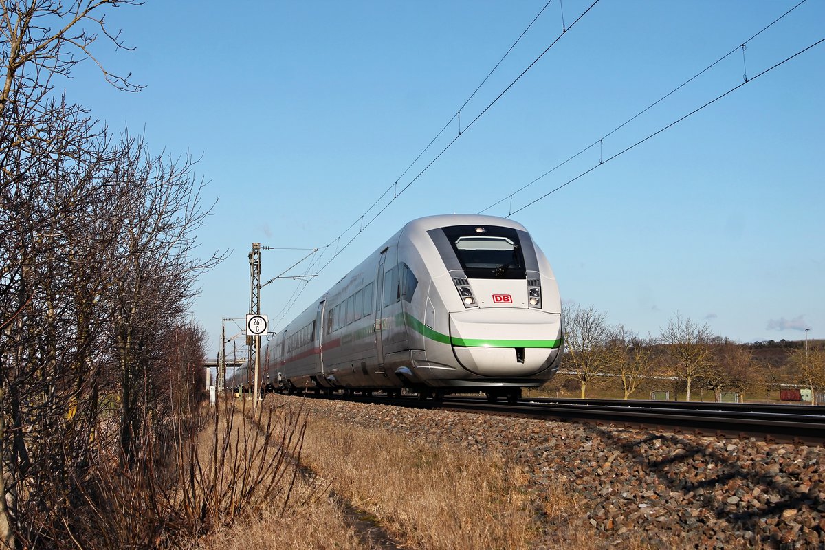 Als ICE (Hamburg Altona - Zürich HB) fuhr am Nachmittag des 20.01.2020 der 412 041 (9041/0812 041-3)  Baden-Württemberg  bei Hügelheim durchs Markgräflerland in Richtung Basel.