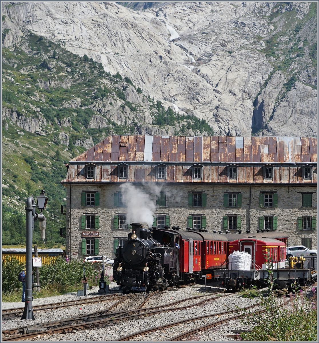 Als ich 1981, kurz vor der Eröffnung des Furka-Tunnels ein letztes Mal über die Bergstrecke fuhr, konnte man in Gletsch noch den Rhone Gletscher sehen, heute zeigt sich dort nur noch der nackte Felsen. Zum Vergleichsbild dient folgender Link:  

https://hellertal.startbilder.de/bild/Schweiz~MGB+Matterhorn+Gotthard+Bahn~FO+Furka-Oberalp-Bahn/505753/mgbfo-die-herrliche-aufnahme-der-hge.html

Die DFB HG 3/4 N° 9 erreicht mit ihrem Dampfzug 133 von Realp nach Oberwald den Bahnhof Gletsch. 


31. August 2019