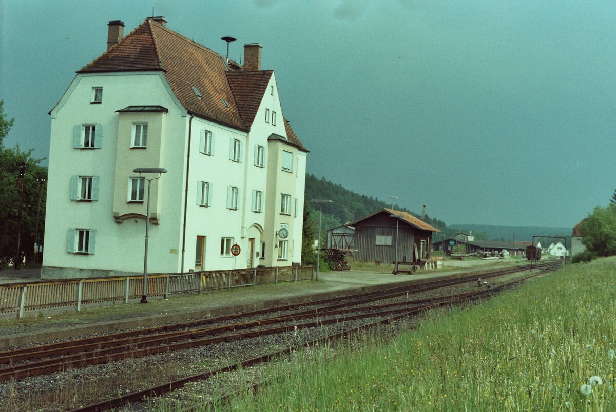 Als ich 1984 in Welden beim Bahnhof war, zog soeben ein Unwetter herauf. Die Weldenbahn hatte bei der DB als Nebenbahn die Nummer 913.
