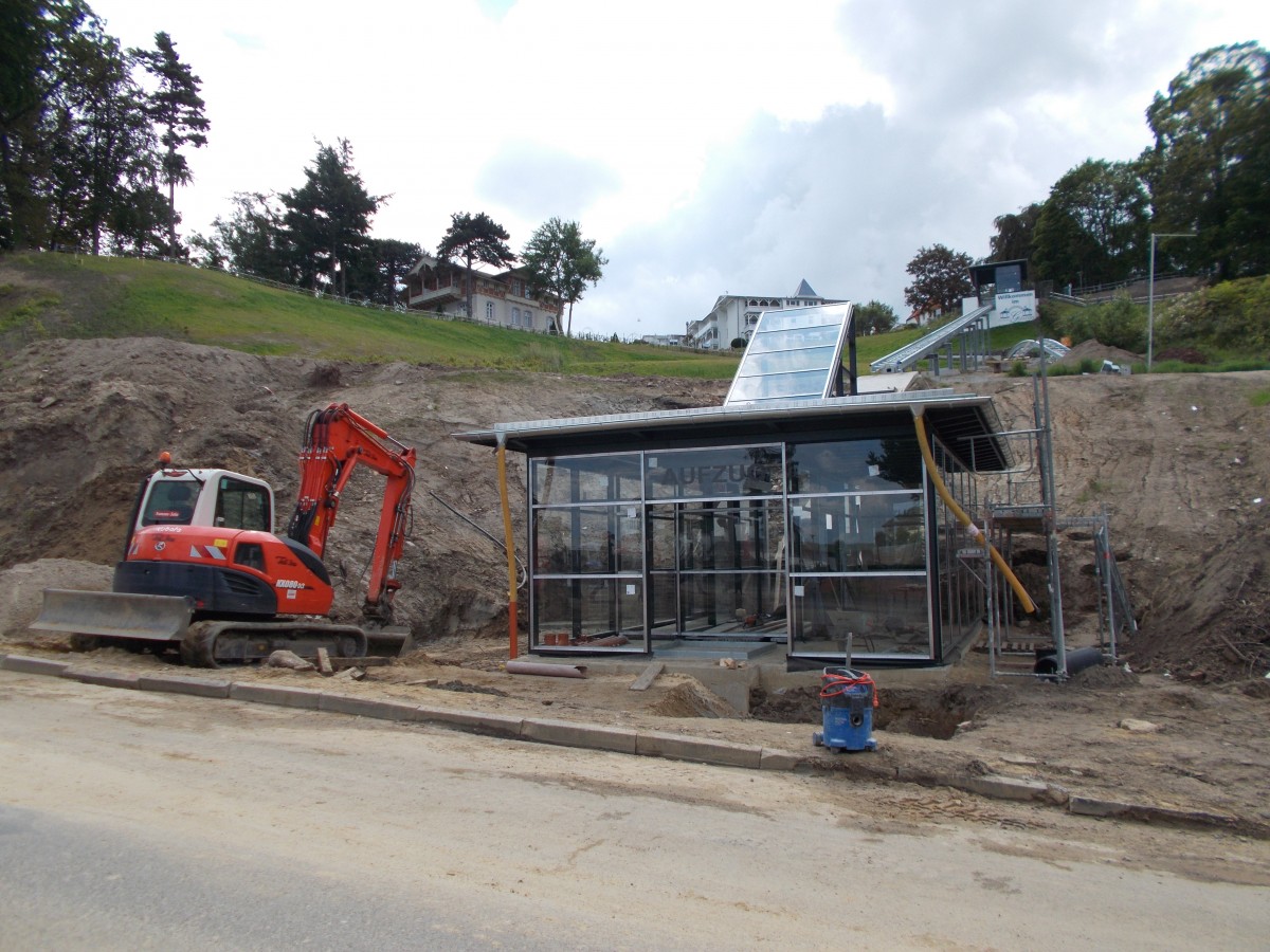 Als ich am 02.Juli 2014 den künftigen Göhrener Schrägaufzug fotografierte waren die Arbeiten noch im vollen Gange inzwischen sind die Arbeiten fast abgeschlossen.