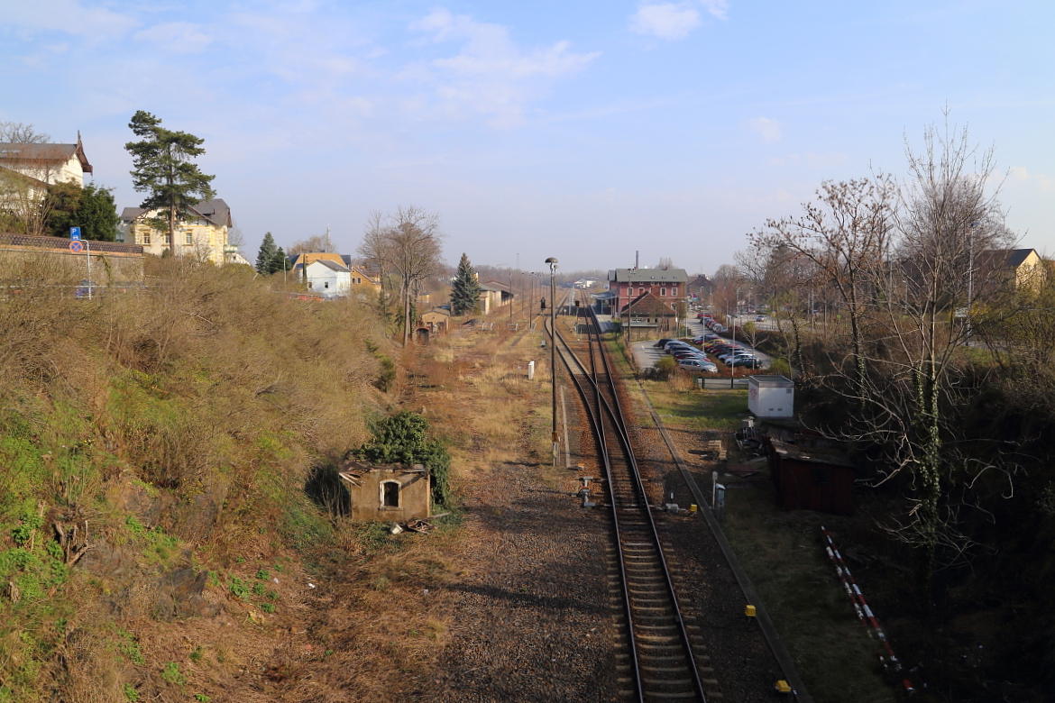 Als ich am 05.04.2016 nach mehreren Jahren erstmals wieder dem Kamenzer Bahnhof einen Besuch abstattete, fand ich zu meinem Entsetzen den zu sehenden trostlosen Anblick vor! Fast alle Bäume an der Böschung links sind gefällt und nahezu alle Büsche und Ranken radikal zurückgeschnitten worden, wodurch der Bahnhof sein einstiges, schön im Grün eingebettetes, Erscheinungsbild verloren hat. Nun bin ich ja Optimist und dachte mit einiger Freude, daß man eventuell vorhätte die einstigen Gütergleise zu reaktivieren! Aber das war ein typischer Fall von  Denkste !! Bei diesbezüglichen Recherchen im Internet stieß ich auf folgenden Artikel: 
http://www.sz-online.de/nachrichten/kahlschlag-am-kamenzer-bahnhof-3078971.html
Aus diesem geht hervor, daß der Kahlschlag lediglich der Gewährleistung der Profilfreiheit und Sicherheit der vorhandenen Gleise dienen soll. Über 100 Jahre verliefen direkt an der Böschung durchgehende Gütergleise, auf welchen reger Verkehr herrschte und das Grünzeug ist nie ein Problem gewesen. Jetzt, wo der Güterbahnhof komplett stillgelegt ist und die eventuell betroffenen Gleise schon lange demontiert sind, kommt man auf so eine Idee? Hatte man eventuell noch irgendwo Geld in der Kasse, was unbedingt  verbraten  werden mußte? (siehe auch Bild 2!)