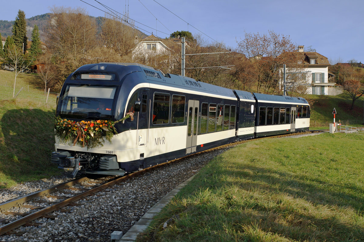 Als ich am 11. Dezember 2015 zusammen mit Stefan Wohlfahrt bei St.-Légier den alten und den neuen CEV/MVR Zug fotografierte, war mir CORONA noch nicht bekannt. Da ich während der gegenwärtig sehr schwierigen Zeit als Angst vor einer Ansteckung leider die Westschweiz nicht mehr bereisen konnte, holte ich mir zum Jahresende 2020 wenigsten zwei Erinnerungsbilder von meiner Lieblingsbahn aus meinem Archiv.
Der neue ABeh 2/6 7501 auf flotter Fahrt zum Einweihungsfest, wo er auch der Bevölkerung erstmals präsentiert worden ist.
Foto: Walter Ruetsch 