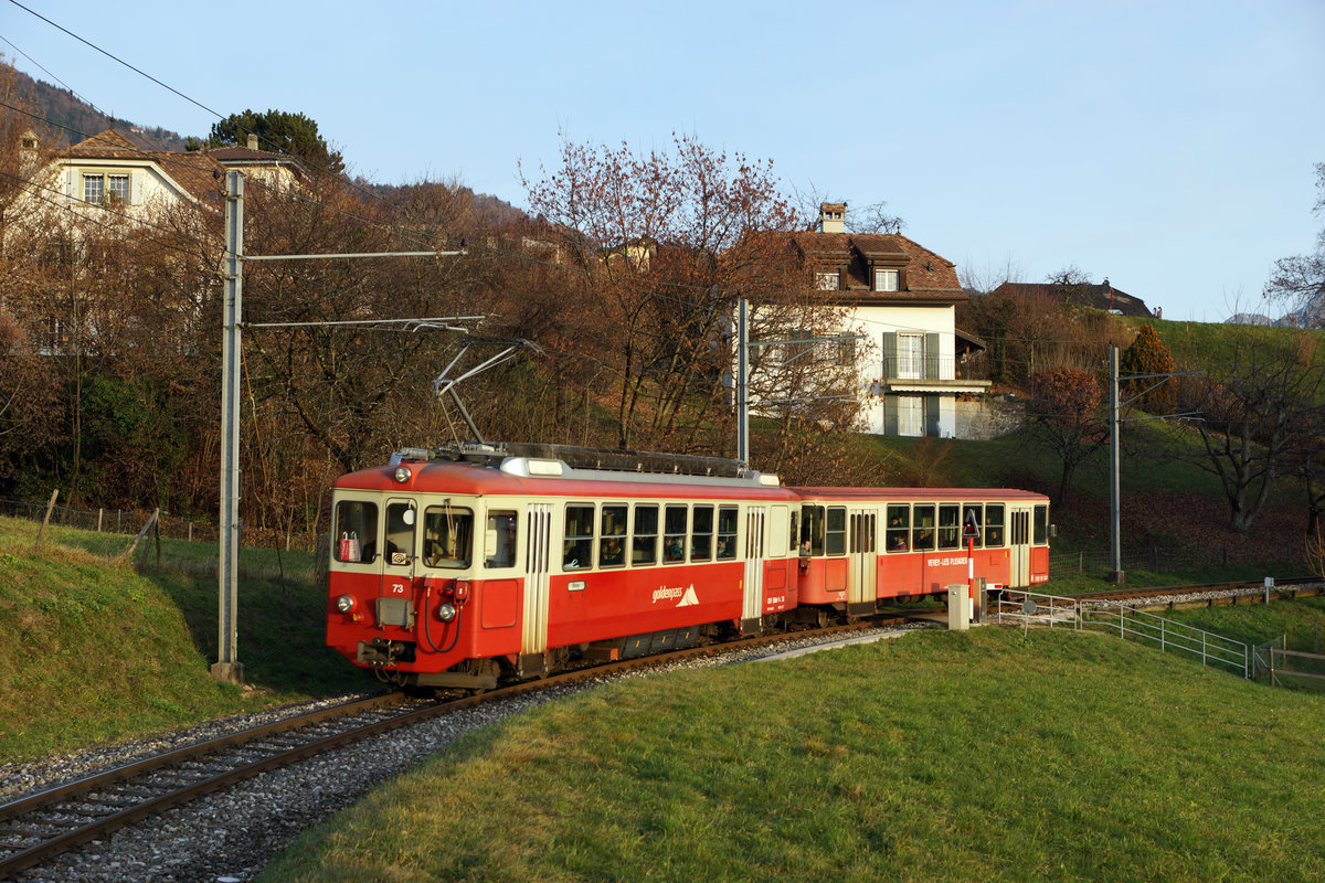 Als ich am 11. Dezember 2015 zusammen mit Stefan Wohlfahrt bei St.-Légier den alten und den neuen CEV/MVR Zug fotografierte, war mir CORONA noch nicht bekannt. Da ich während der gegenwärtig sehr schwierigen Zeit als Angst vor einer Ansteckung leider die Westschweiz nicht mehr bereisen konnte, holte ich mir zum Jahresende 2020 wenigsten zwei Erinnerungsbilder von meiner Lieblingsbahn aus meinem Archiv.
Der rote bei mir über viele Jahre sehr beliebte Pendelzug bestehend aus dem BDeh 2/4 73 und dem Bt 222 auf der Fahrt nach Vevey. Sämtliche Fahrzeuge aus den Jahren 1970/1983 wurden verschrottet.
Foto: Walter Ruetsch  