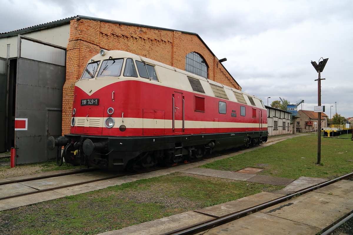 Als ich am Nachmittag des 07.10.2017 nach einer Besichtigung des Museums-Bw´s Arnstadt auf dem Weg zurück zu meinem Sonderzug war, kam mir zuletzt noch Großdiesellok 118 749 (Bj. 1968 LKM Babelsberg) vor die Linse und das noch dazu ganz publikumsfrei!! Da konnte ich natürlich nicht widerstehen! ;-)