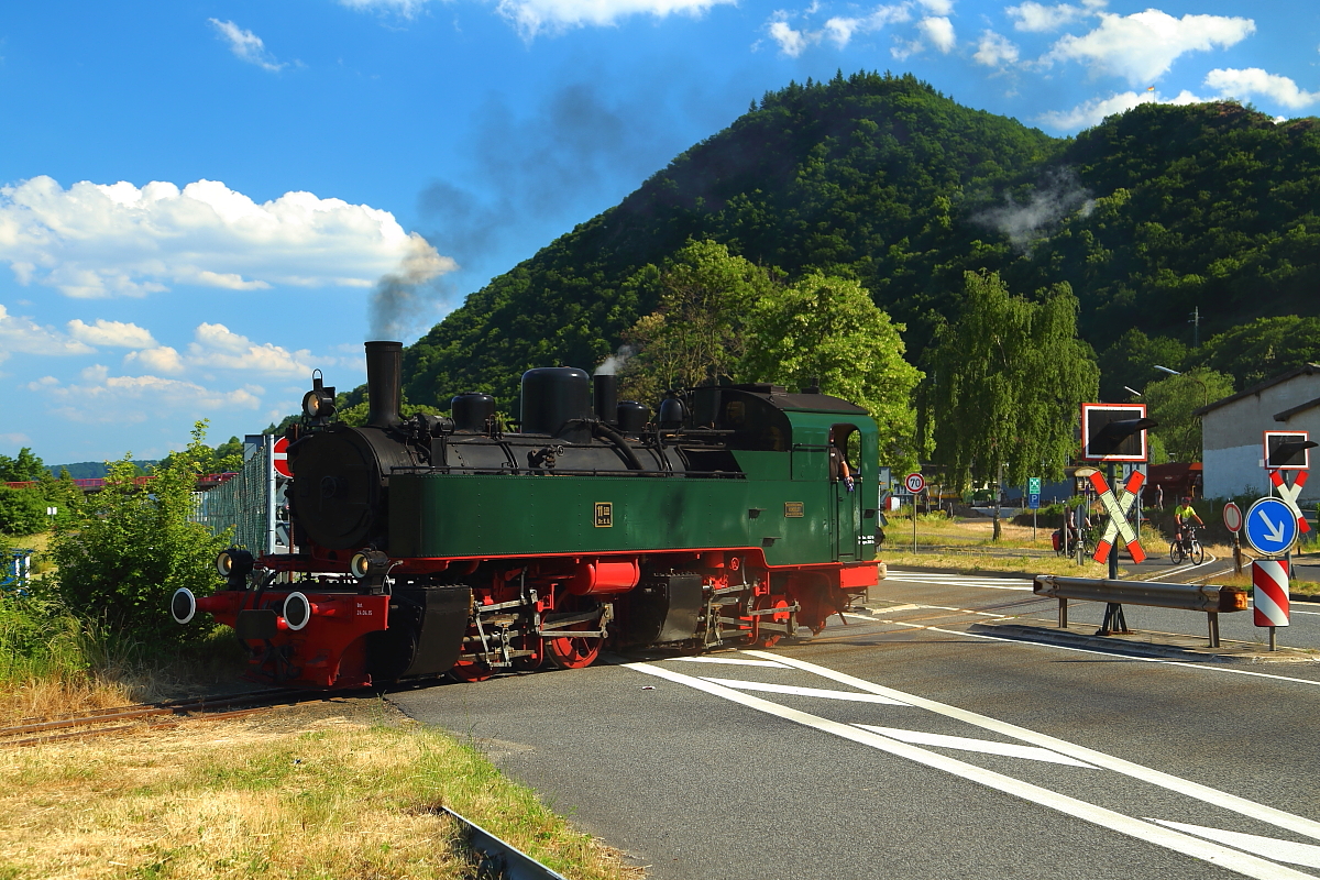 Als ich am späten Nachmittag des 05.06.2015 auf dem Weg zurück zum Brohler Bahnhof war, fuhr mir nochmals überraschend 11sm über den Weg, hier beim Überqueren der B 9 in der Ortslage Brohl-Lützing. Sie hatte gerade ihre zwei Regelspurwaggons, mit denen sie anläßlich einer Sonderzugveranstaltung auf der Brohler Hafenbahn unterwegs war, im Güterbahnhof abgestellt und war jetzt unterwegs, um drei weitere Waggons aus dem Hafen zu holen. (Bild 2)
