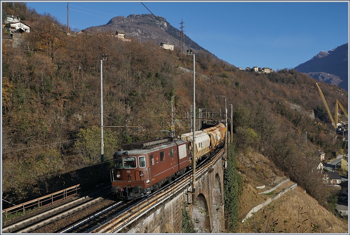 Als ich Anfangs Jahr fast an der selben Stelle in Preglia stand, nahm ich insgeheim Abschied von dieser Fotostelle, denn ein noch blätterloser Baum ragte bereits störend ins Blickfeld...
Heute stelle ich überrascht und erfreut fest, das die RFI aus dem Baum splitterndes Kleinholz gemacht hat, so gefährdet er weder die Fahrleitung noch die Qualität Fotostelle, im Gegenteil, denn nun kann man die Züge etwas weniger spitzwinklig fotografieren.

Auf dem Bild zeigt sich die wunderschön glänzende BLS Re 4/4 185 mit einem Güterzug Richtung Domodossola.
21. Nov. 2017