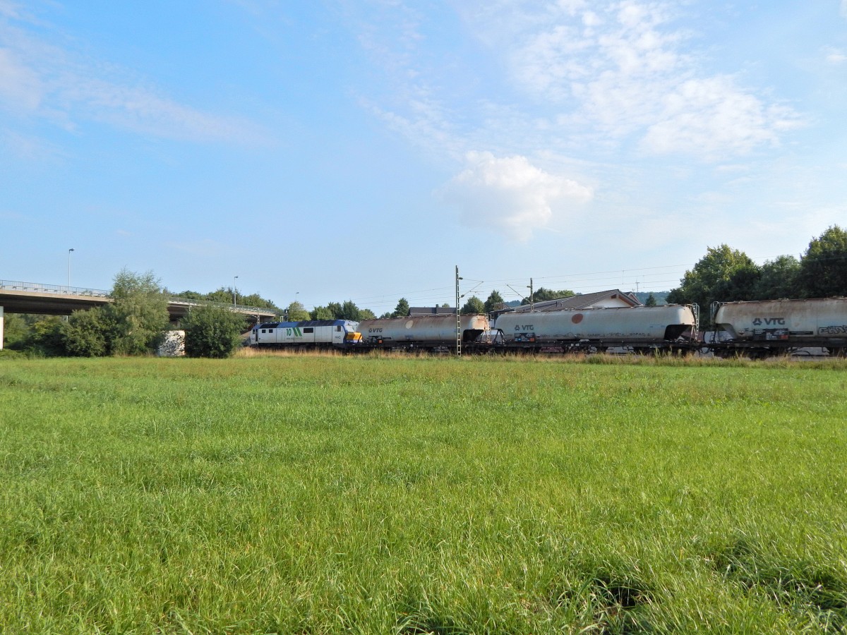 Als ich auf den RE8 verstärker wartete welcher leider ausfiel kam NIAG Lok10 mit einem Güterzug nach Köln gefahren. Hier fährt sie gerade durch Grevenbroich Südstadt.

Grevenbroich 21.08.2015